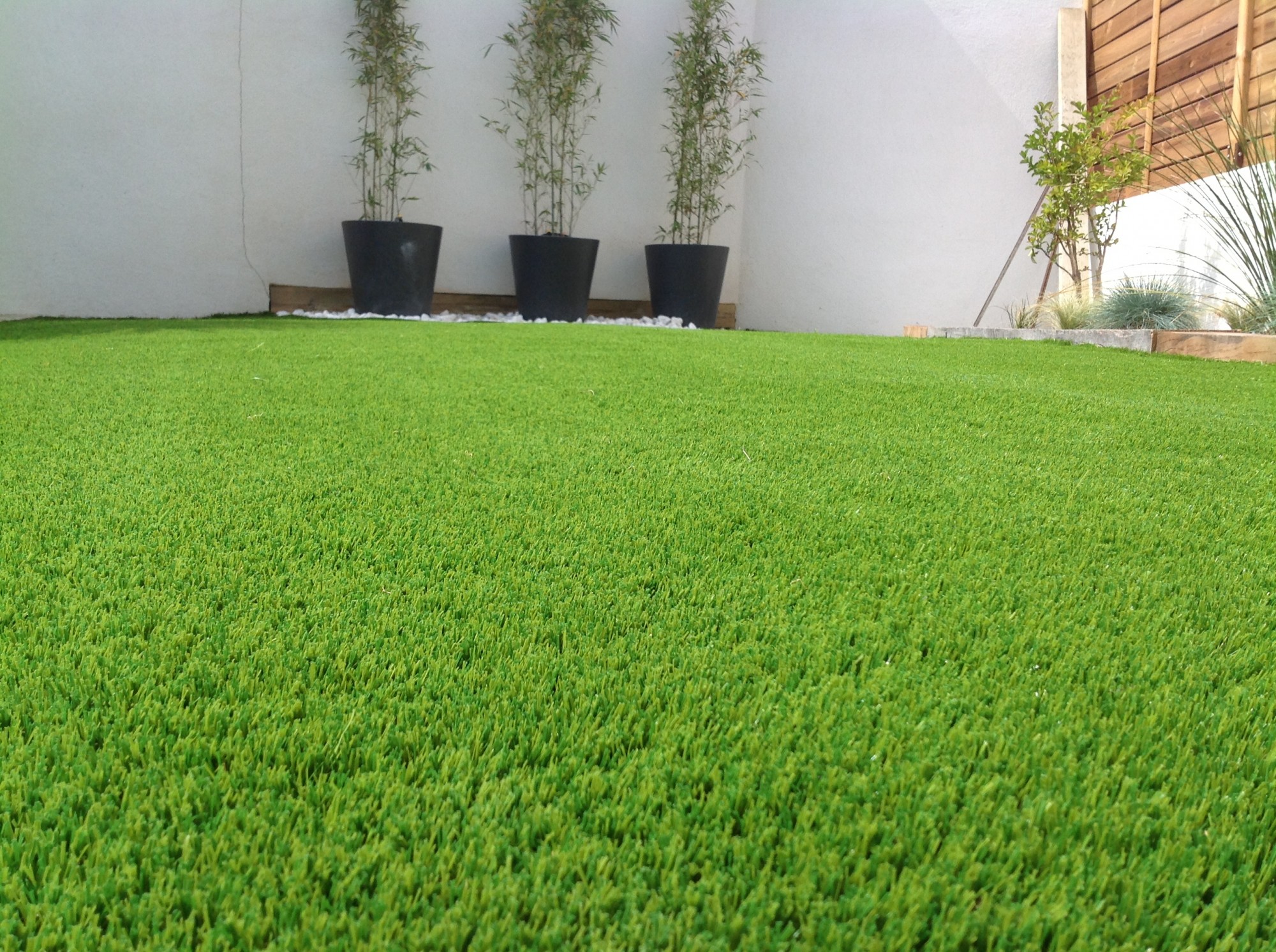 Installation d'un gazon artificiel dans un jardin à Aix en Provence